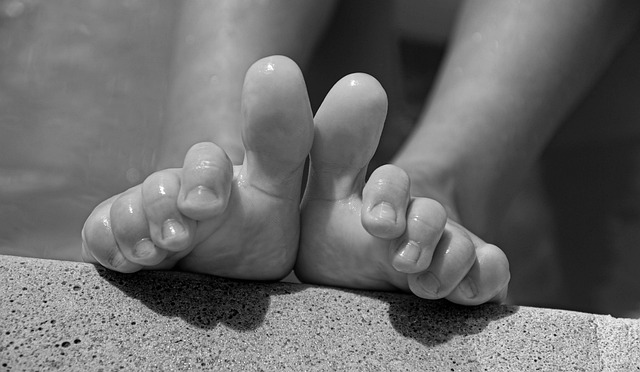 Masáž penisu v spojení s footfetish Masáž penisu v spojení s footfetish